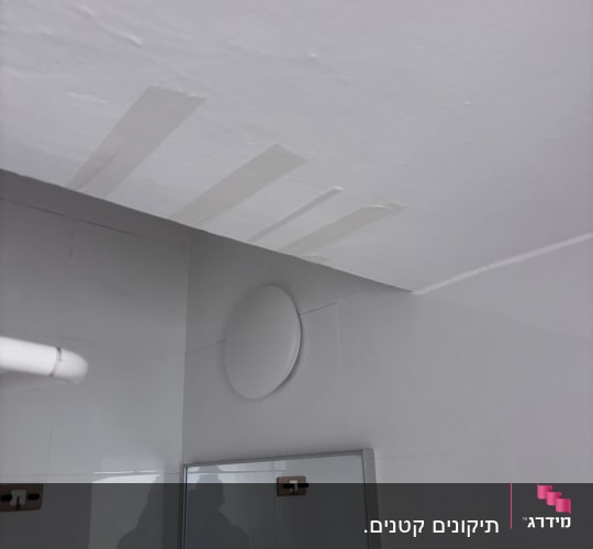 תליית מראה ואביזרי אמבטיה בחדר רחצה